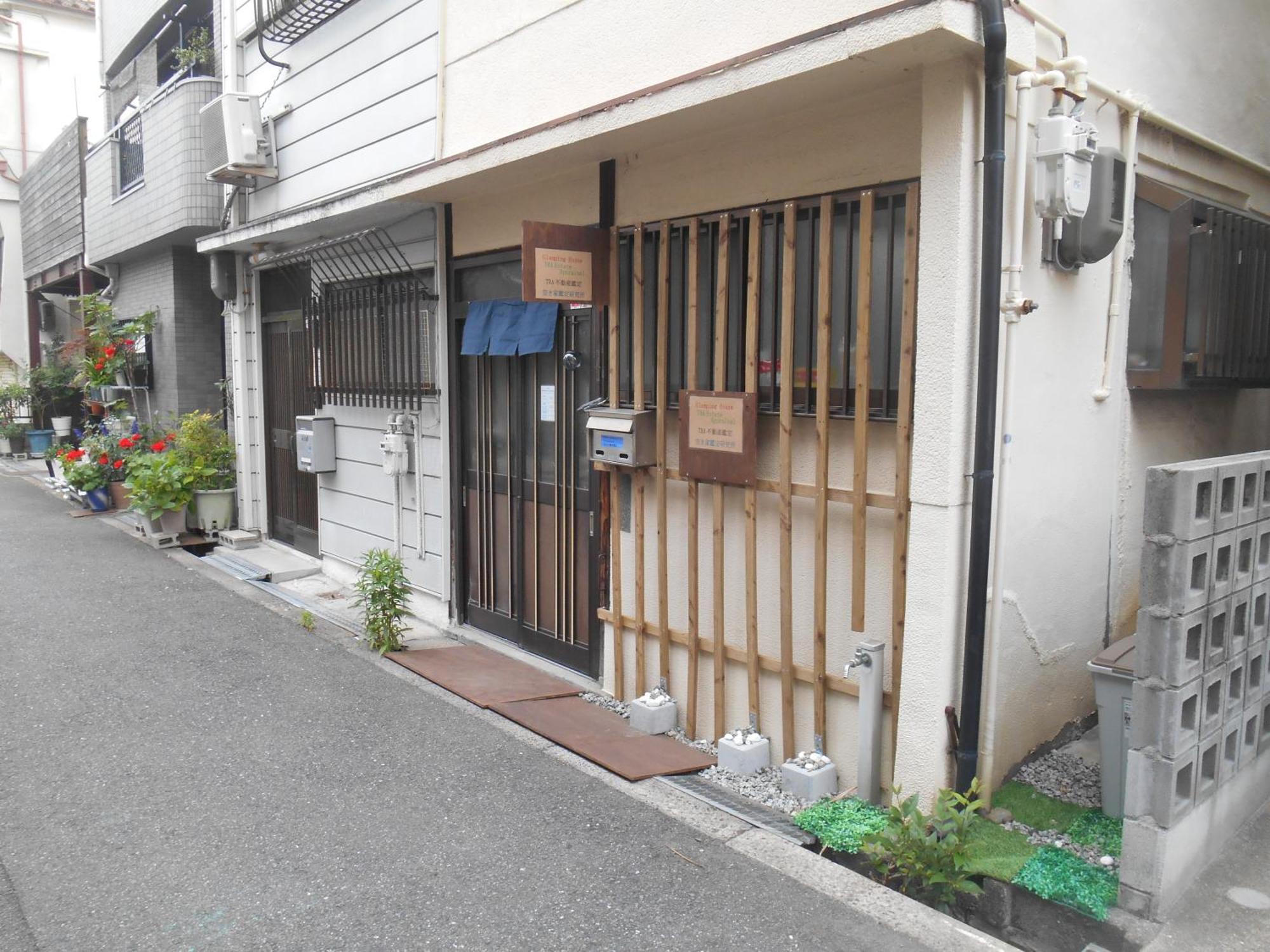 駅徒歩5分どこへも大阪駅へ直結どこへもすぐの大型庭付glampinghouse Apartemen *