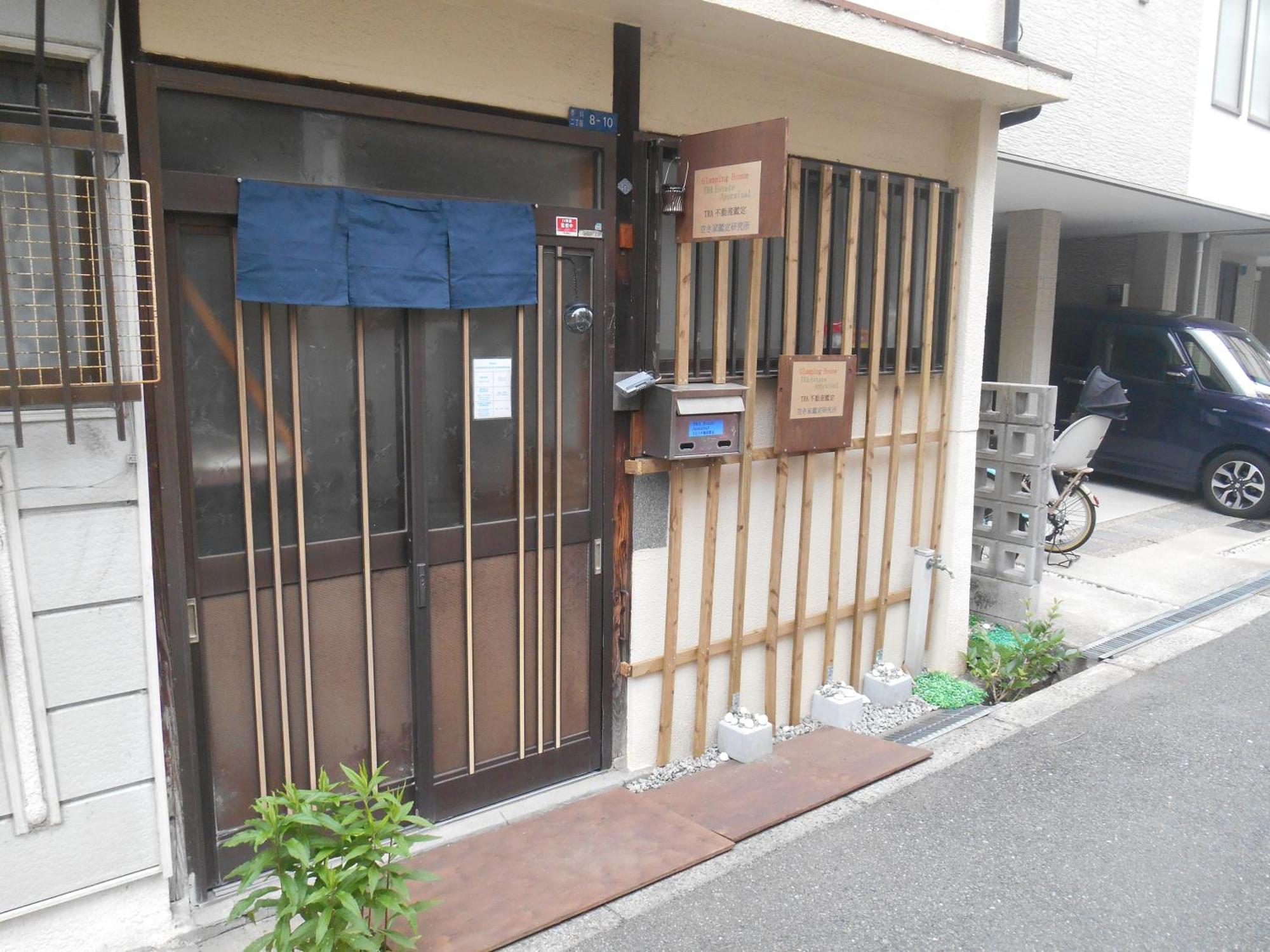 駅徒歩5分どこへも大阪駅へ直結どこへもすぐの大型庭付glampinghouse *